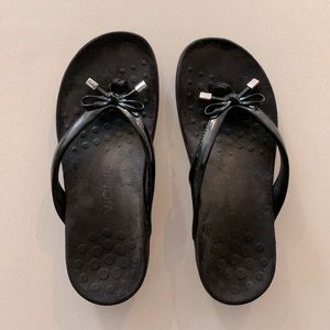 Vionic Womens Black Flip Flops Patent Leather Straps with Bow